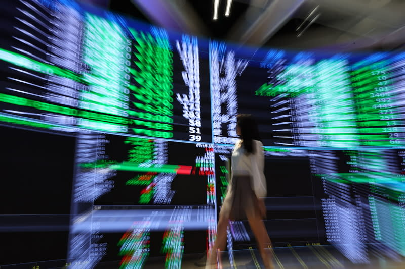 台股歷史性崩盤！單日重挫2065點，1702家公司跌停，投資人如何應變？