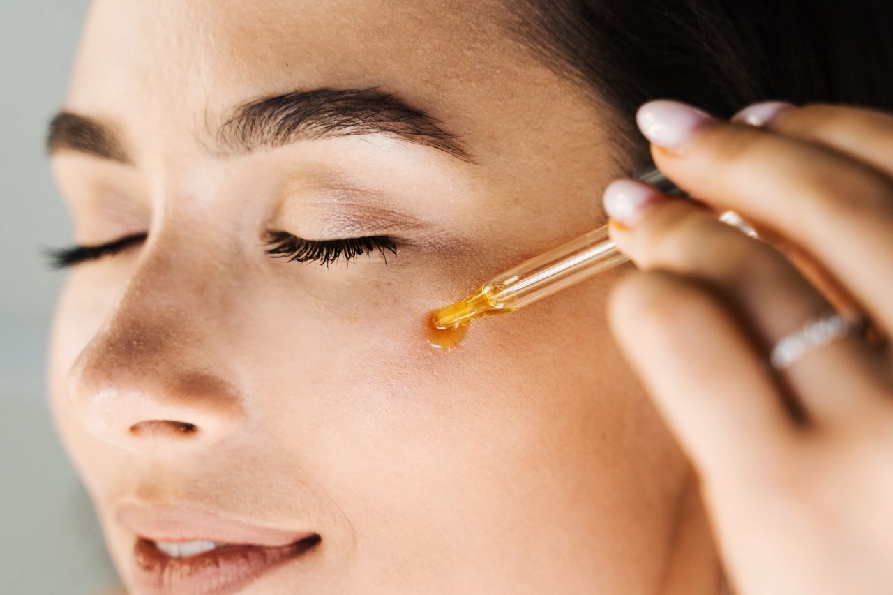 使用精華液最佳攻略：早晚拍按摩，有效改善肌膚問題！