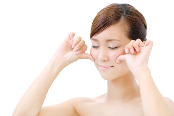 スキンケアで顔の輪郭を引き締めるテクニック｜自宅でできる簡単リフトアップ術