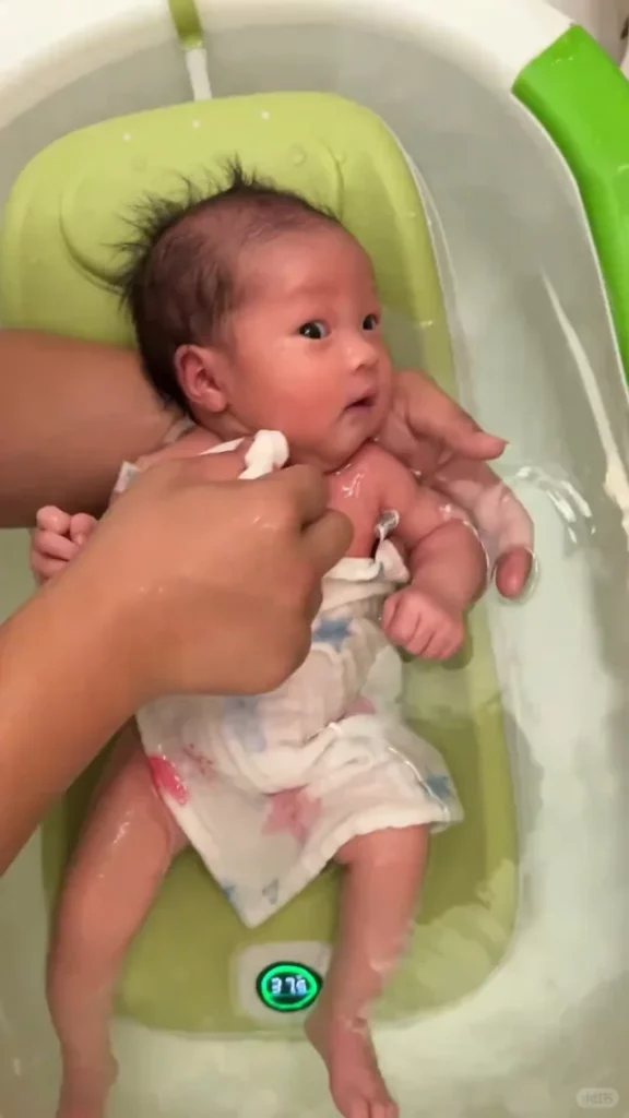 新生兒洗澡最佳水溫與流程完全攻略：新手父母必學的清潔與呵護秘訣