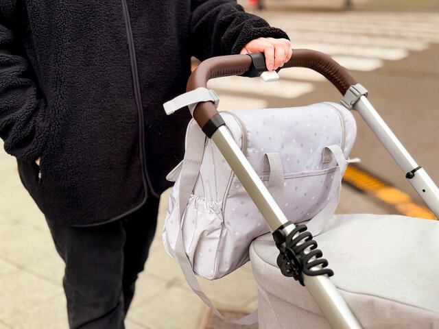 買完推車還不夠！10款「相見恨晚」的嬰兒推車配件推薦（掛鉤、杯架、風扇、雨罩）