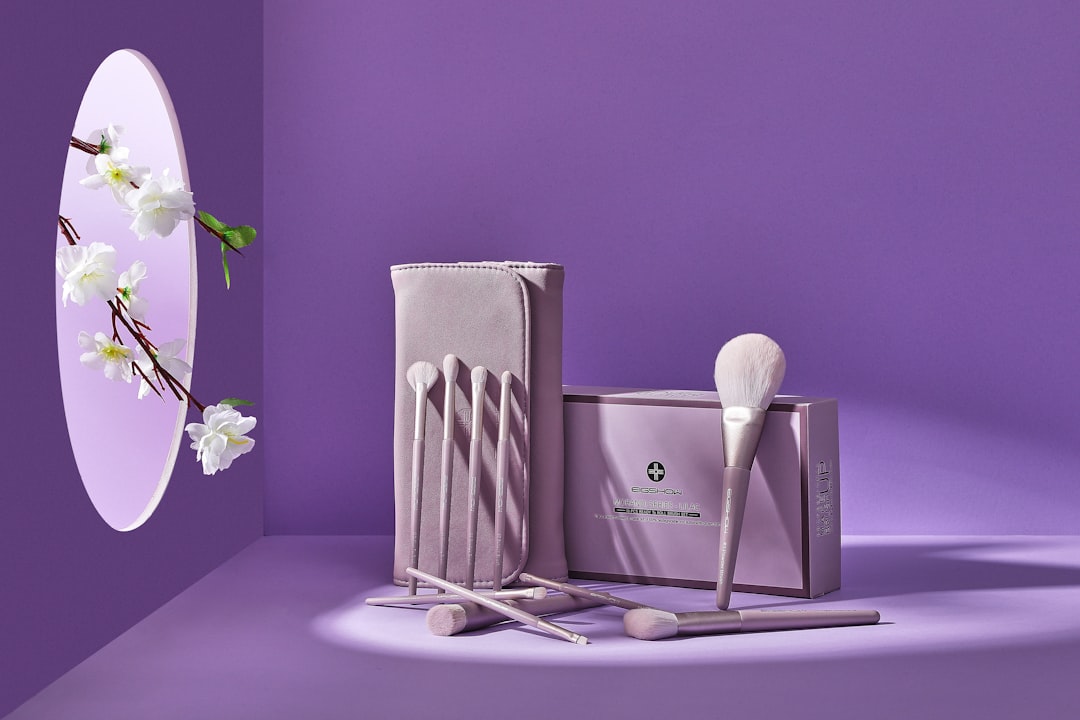 2025年最夯的彩妝趨勢解析：透明肌、金屬光、霧面唇，打造你的時尚魅力！