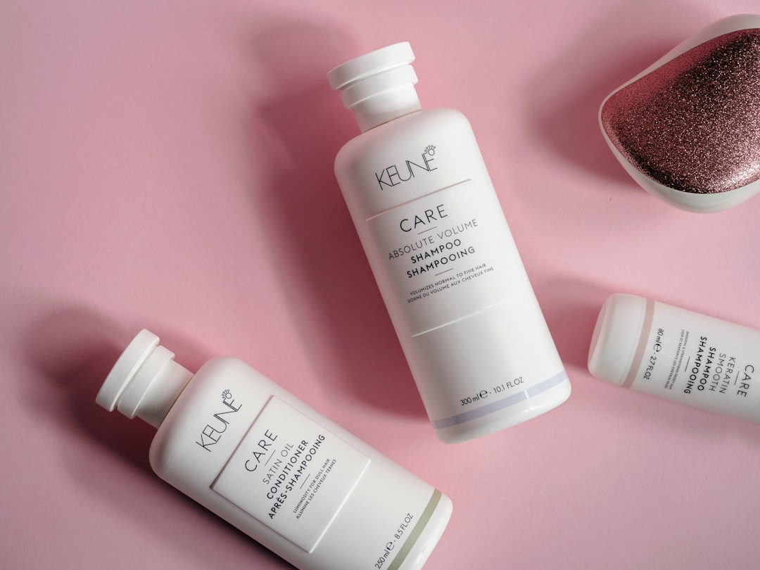 游泳、泡溫泉後頭髮乾澀打結？下水前的「髮質隔離」你做對了嗎？