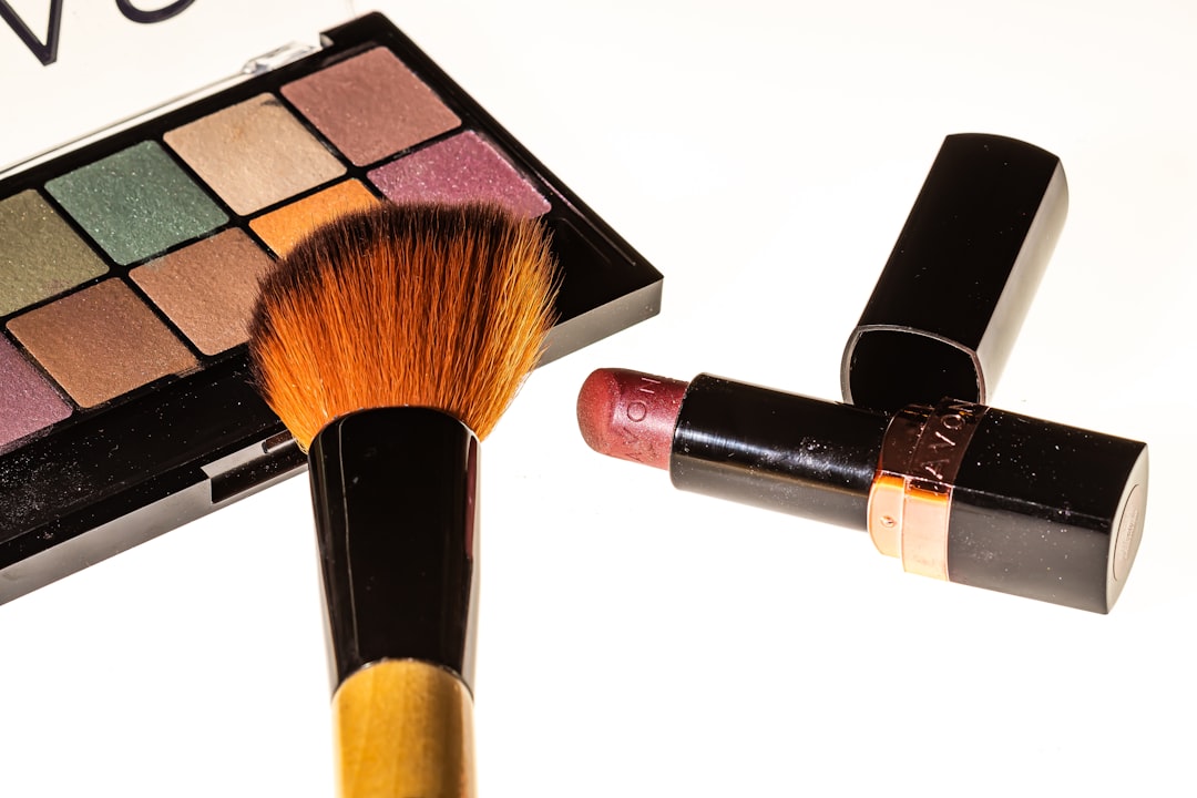 不同眼型該如何選擇眼線畫法？掌握關鍵技巧，放大雙眼更迷人！