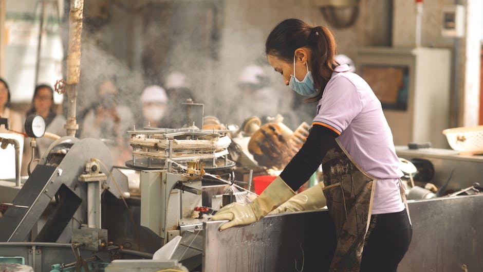 團購主高效找廠商：八大供應管道與議價心法

團購主在尋找貨源的過程中，高效地找到合適的供應商至關重要。以下將針對八大常見供應管道進行分析，並提供議價技巧和風險管控方法，助您在團購市場中脫穎而出。

八大供應管道分析

1.  B2B 展會：

優勢： 能一次性接觸大量供應商，了解最新產品和行業趨勢，方便建立合作關係。
劣勢： 參展成本高，需要較長時間規劃和準備，可能受限於展會時間和地點。
適用產品類型： 適合新品、創新產品、以及需要現場體驗的產品。
注意事項： 提前做好功課，列出目標供應商名單，並準備好產品需求和詢價資料。
2.  1688（阿里巴巴）：

優勢： 貨源豐富，價格低廉，可直接與工廠對接，降低採購成本。
劣勢： 品質參差不齊，需要仔細篩選供應商，溝通可能存在語言障礙，售後服務可能不完善。
適用產品類型： 適合標準化產品、大批量採購的產品。
注意事項： 關注供應商的信譽評級、交易記錄和買家評價，並要求提供樣品進行測試。
3.  PChome 商店街批發區：

優勢： 操作便捷，可直接在平台上進行採購，支付和物流有保障。
劣勢： 價格通常比1688稍高，貨源選擇相對有限。
適用產品類型： 適合小批量、多樣化的產品採購。
注意事項： 關注賣家的退換貨政策，了解平台的售後服務。
4.  FB 同業社團：

優勢： 容易找到相同或相似產品的供應商，可以交流經驗和資訊。
劣勢： 資訊真假難辨，需要謹慎篩選，可能涉及惡性競爭。
適用產品類型： 適合特定領域的產品，例如：美妝、服飾等。
注意事項： 驗證供應商的资质，多方比較，參考其他團購主的評價。
5.  地方農會：

優勢： 產品品質有保障，支持在地農業，建立良好品牌形象。
劣勢： 供應量可能有限，價格相對較高，產品種類可能不夠多樣。
適用產品類型： 適合生鮮、農產品等。
注意事項： 了解產品的產地、生產流程和檢驗報告。
6.  小量代工廠：

優勢： 能夠定制產品，滿足個性化需求，靈活性高。
劣勢： 起訂量可能較高，價格相對較貴，需要較長的生產周期。
適用產品類型： 適合獨特的、有差異化的產品。
注意事項： 考察工廠的生產設備、技術水平和質量控制能力。
7.  選物代理：

優勢： 省時省力，可以代理多個品牌的產品，產品選擇多樣。
劣勢： 利潤空間可能較小，需要支付代理費用。
適用產品類型： 適合多品類、多元化的團購。
注意事項： 了解代理品牌的授權、產品的品質和市場前景。
8.  OEM 經銷：

優勢： 可以根據自己的品牌需求定制產品，有一定的議價空間。
劣勢： 需要較高的起訂量，涉及設計和生產流程，風險較高。
適用產品類型： 適合有一定品牌規劃的團購主。
注意事項： 選擇有實力的OEM 廠商，簽訂詳細的合同，明確產品規格、交貨時間、品質標準等。

高效的詢價信模板

為了降低來回溝通成本，提高效率，建議使用包含以下要素的詢價信模板：

主旨： \[產品名稱] 團購訂購詢價 – \[您的團購名稱]

內文：

敬愛的 \[供應商名稱]，

我們是 \[您的團購名稱]，主要經營 \[團購產品類型] 團購。
我們對貴公司的 \[產品名稱] 產品非常感興趣，請貴公司提供以下資訊：
產品詳細規格 (包含材質、尺寸、顏色等)
MOQ（最小訂購量）
單價 (依據不同數量級別報價)
付款條件
樣品時間
退換貨屬性
預計交貨時間
其他合作細節 (例如：包裝方式、品牌授權等)

期待您的回覆！

\[您的團購名稱] 敬上
\[您的聯絡方式]

實用的議價技巧

分批下單試水溫： 初期可小批量訂購，測試產品的市場反應，並與供應商建立合作關係。
以包裝共用降低單位成本： 如果產品有多種款式，可以與供應商協商，共用包裝，降低包裝成本。
用預購訂金鎖庫存： 針對熱銷產品，可以採用預購的方式，收取訂金，锁定庫存，降低庫存風險。
團購數量談判： 根據團購數量，爭取更低的價格。
長期合作： 與供應商建立長期穩定的合作關係，爭取更優惠的價格和更好的服務。

全面的風險清單與查驗方法

為了保障團購的順利進行，降低供應鏈風險，請務必注意以下事項：

黑名單工廠：
查驗方法： 查詢行業協會、第三方機構的黑名單，了解供應商的歷史信用記錄。
假進口證：
查驗方法： 核實進口報關文件，確認產品的產地和檢驗報告。
延遲交期：
查驗方法： 與供應商簽訂合同，明確交貨時間，並建立延遲賠償機制。
產品品質問題：
查驗方法： 要求供應商提供產品的檢驗報告，並進行抽樣檢驗。
供應商倒閉：
查驗方法： 查閱供應商的財務報表，了解其經營狀況，確保供應商的穩定性。

風險清單：

| 風險項目        | 查驗方法                                                                 |
| ————— | ———————————————————————— |
| 黑名單工廠      | 查詢行業協會、第三方機構的黑名單，了解供應商的歷史信用記錄。                    |
| 假進口證        | 核實進口報關文件，確認產品的產地和檢驗報告。                                    |
| 延遲交期        | 與供應商簽訂合同，明確交貨時間，並建立延遲賠償機制。                             |
| 產品品質問題    | 要求供應商提供產品的檢驗報告，並進行抽樣檢驗。                                 |
| 供應商倒閉      | 查閱供應商的財務報表，了解其經營狀況，確保供應商的穩定性。                            |
| 知識產權侵權    | 確認供應商的產品是否侵犯他人知識產權，例如：專利、商標等。                              |
| 付款風險        | 採用安全支付方式，例如：第三方支付平台，以保障資金安全。                               |
| 售後服務不完善  | 了解供應商的售後服務政策，包括退換貨流程、維修服務等。                               |
| 法規合規性風險  | 確認產品符合相關法規，例如：食品安全法、產品安全法等。                                |
| 供應商溝通障礙  | 選擇有良好溝通能力的供應商，確保溝通順暢，及時解決問題。                                |

供應鏈優化策略

建立穩定的供應商網絡： 尋找多個供應商，降低供應鏈風險，確保產品的穩定供應。
提高物流效率： 與可靠的物流公司合作，確保產品能夠及時送達。
降低庫存成本： 根據市場需求，制定合理的庫存管理策略，避免庫存積壓。
數據分析： 收集並分析銷售數據，預測市場需求，並及時調整採購策略。

希望以上資訊對您有所幫助！