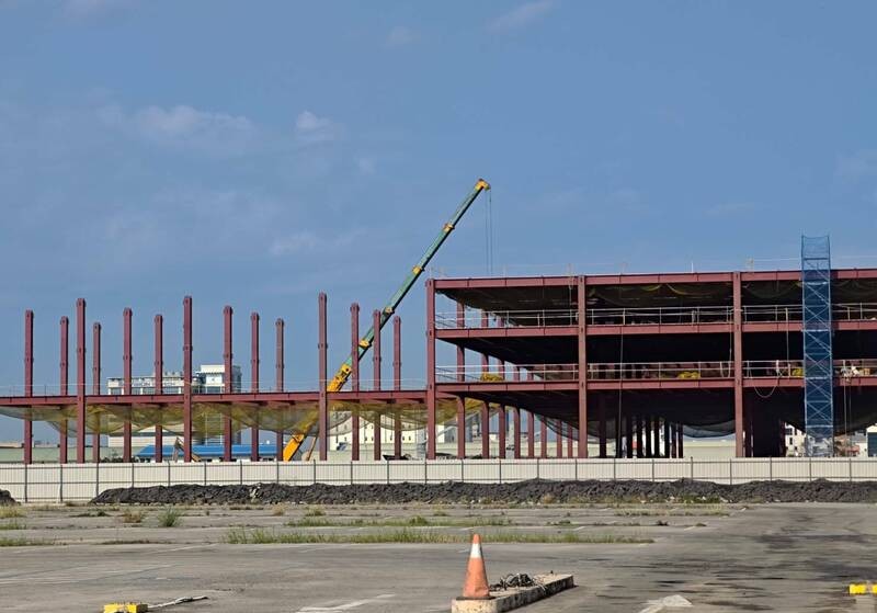 鋼骨拔地而起！網友推估好市多亞灣店2026年中正式開幕