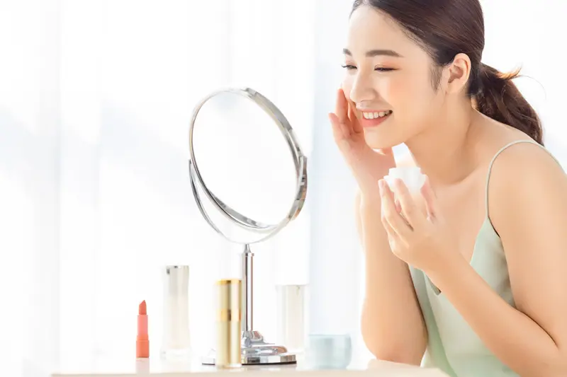 如何選擇適合秋冬季節的保濕乳液？乾燥肌膚的救星！高效保濕攻略