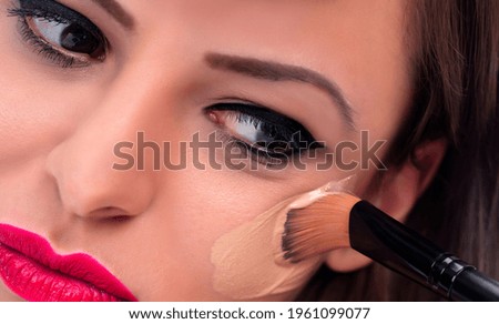 美妝蛋、粉底刷、粉撲：正確用法與差異全攻略！打造持久完美底妝必學