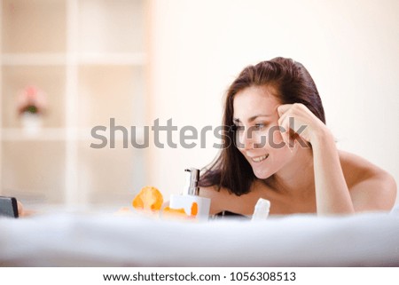 2025緊緻彈潤崛起：胜肽、前膠原蛋白引領保養新潮流！網友&專家力推膠原蛋白選購指南