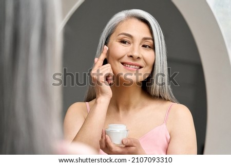 25歲就要用眼霜？揭秘眼下乾紋3大元兇，選對第一支抗初老眼霜！