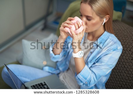 如何結合專業手法與產品進行眼周護理？告別眼部細紋與黑眼圈的完整教學