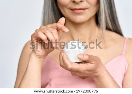 如何選擇適合中性肌膚的日霜？高效保濕防曬秘訣！