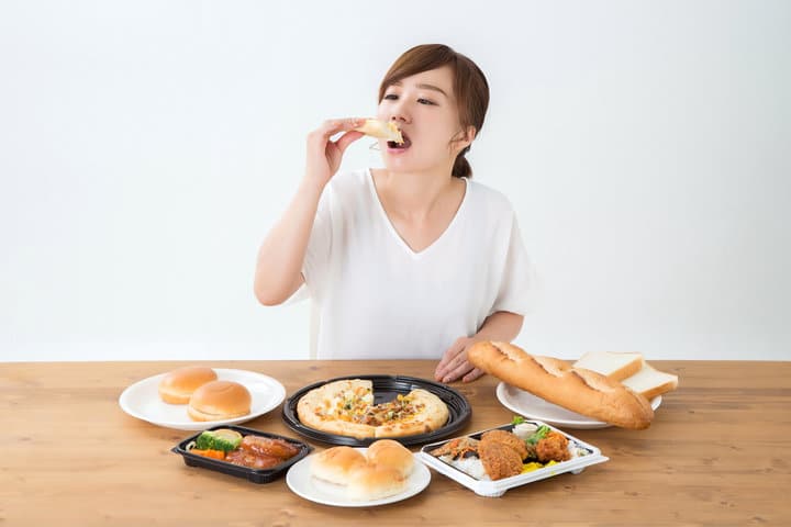 「情緒化飲食」正在控制妳嗎？深夜暴食與壓力型掉髮的連鎖反應