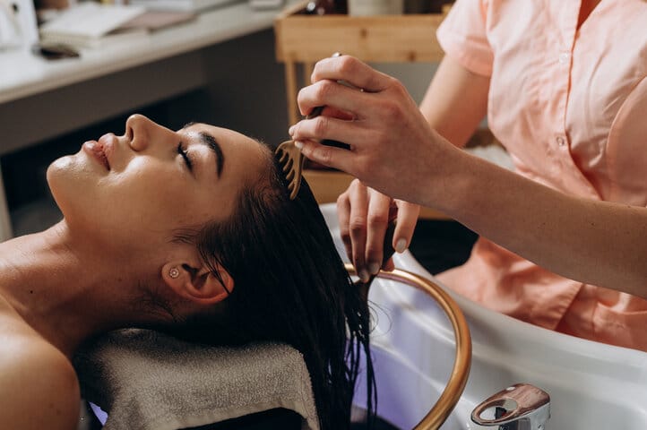 頭皮保養常見錯誤觀念，你中了幾個？專業養髮師的震撼揭秘