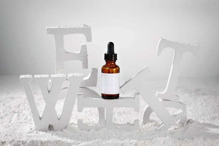 美白精華怎麼擦才有效？白天可以用嗎？破解感光變黑迷思與成分挑選全攻略