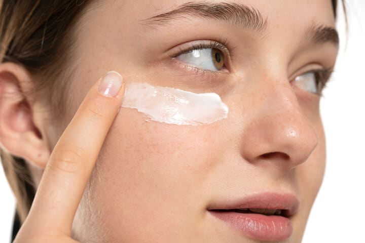 眼霜是智商稅嗎？25歲後你該知道的眼周保養全攻略：成分、手法與迷思破解