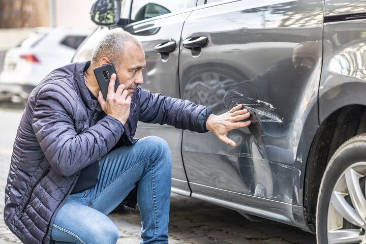 車子被刮報警：何時該報案？