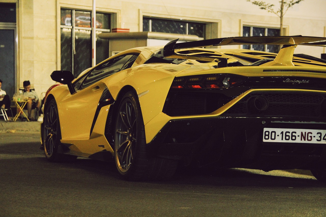 Honda Accord與Toyota Camry中型轎車性能分析：高效選車指南，深度比較駕駛感受與科技配置