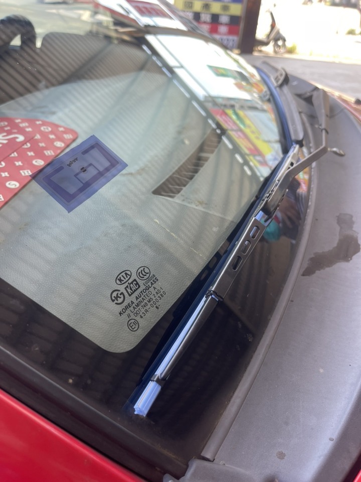 汽車雨刷膠條材質比較：矽膠、橡膠、混合材質優缺點完整教學