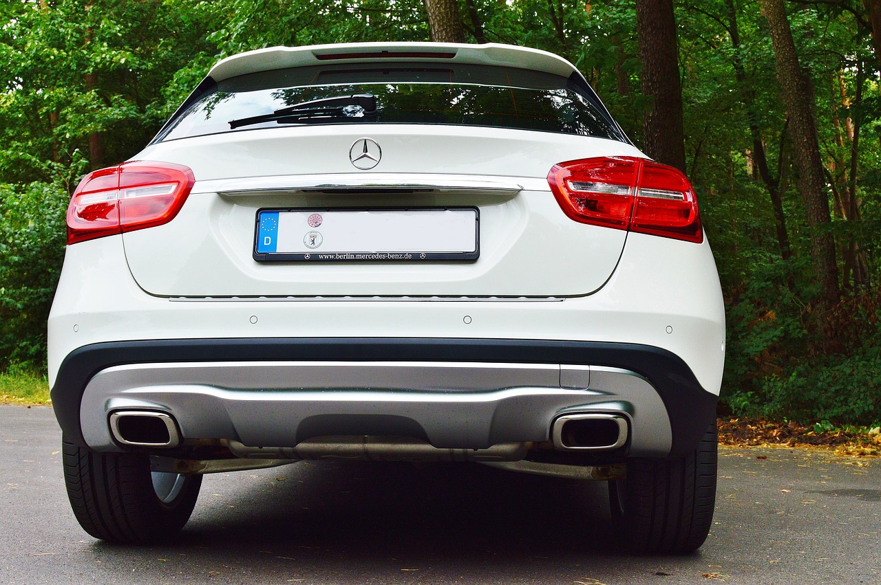 Tesla Model X與Audi e-tron電動SUV性能對比：高效選購指南，助您輕鬆抉擇！