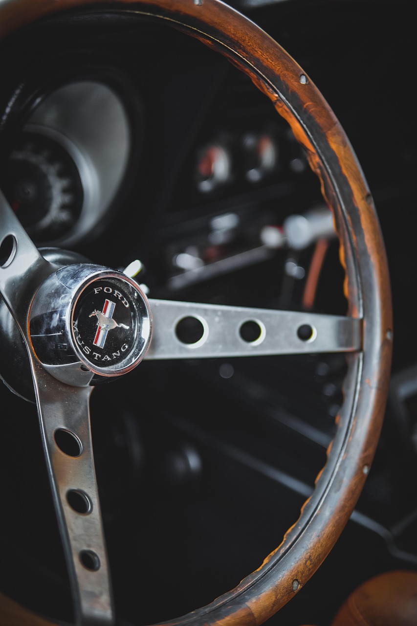 Ford Mustang Mach-E vs Audi Q4 e-tron：豪華電動SUV選購指南！