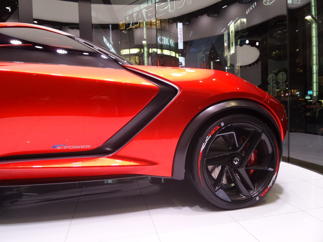 Nissan Rogue與Ford Escape跨界SUV性能比較：高效動力、科技配置與安全性能深度評測