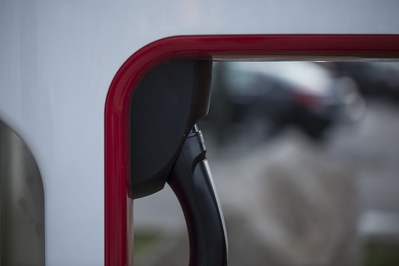 Tesla Cybertruck與Rivian R1T電動皮卡對比：高效選車攻略，深度解析續航、科技與越野能力