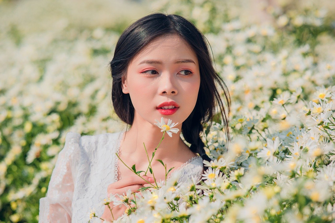 Tesla Model Y與Toyota bZ4X：電動SUV環保選購攻略！高效充電、空間利用及品牌價值深度分析