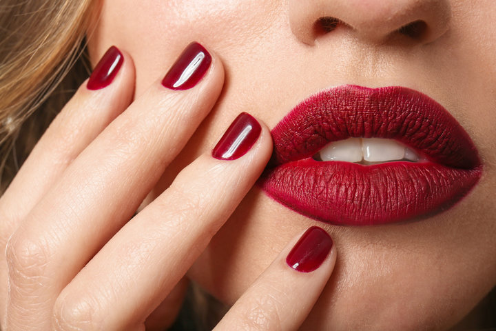 如何判斷自己的唇色適合暖色調還是冷色調？