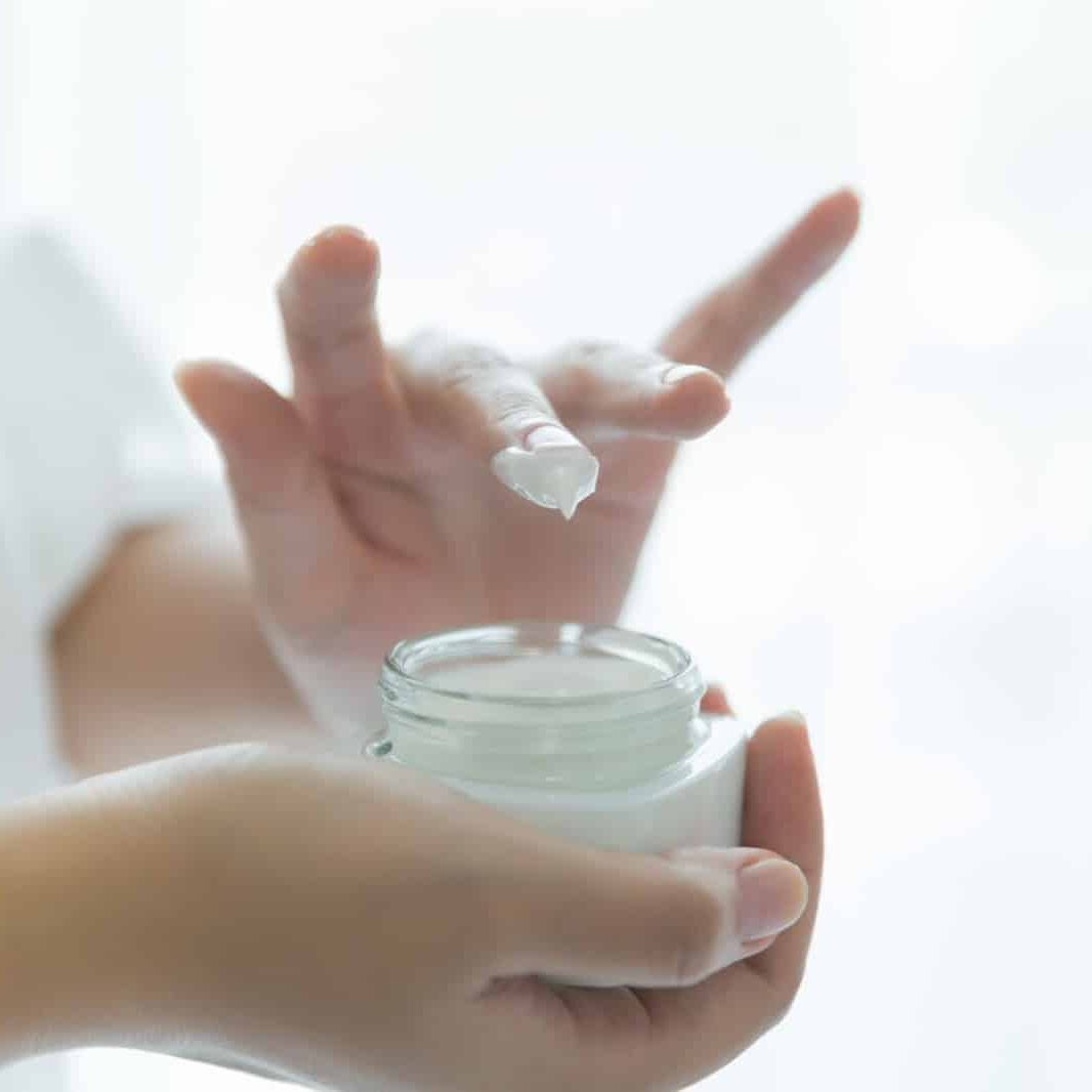 精華液後一定擦乳液？皮膚科醫師告訴你的正確順序