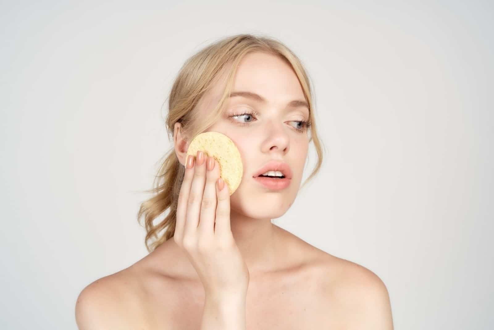 如何正確使用去角質產品避免過度清潔？皮膚科醫生完整教學，告別敏感肌！