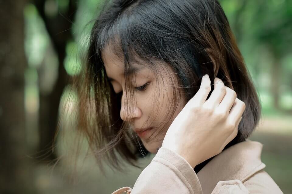 如何改善眼周暗沉與浮腫？皮膚科醫生Dr. Vivian Lee的專業高效指南