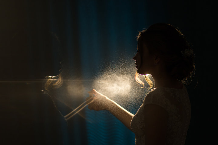 不想香水30分鐘就消失？香氛控必學的噴法技巧