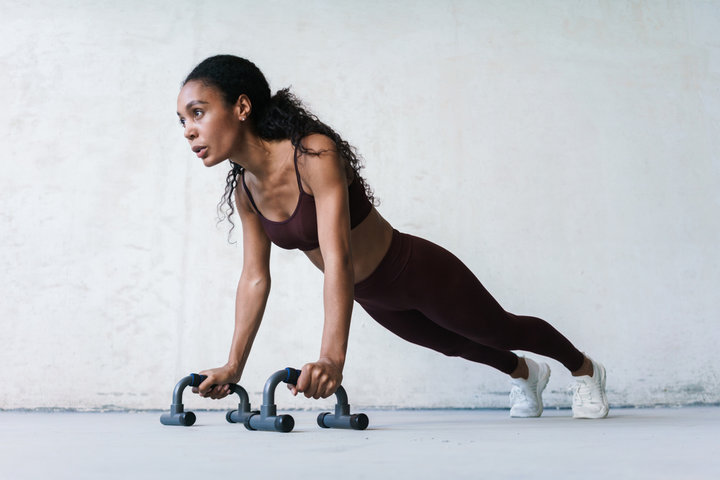 大圓肌的徒手訓練：俯臥撐劃船式