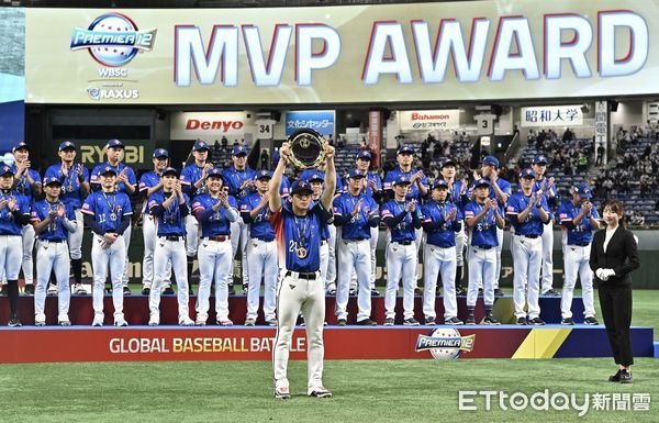 中華隊奪冠！32年來首度世界12強封王，王建民、彭政閔教練幕後功臣！