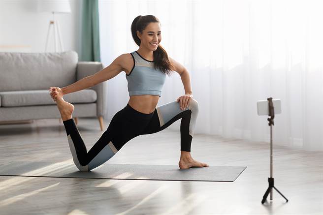 在家中使用泡沫滾筒進行背部放鬆的技巧：完整教學，告別背痛！