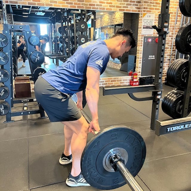 背部肌群的全方位訓練方法：高效強化下背到上背，完整教學槓鈴划船、超人式等動作