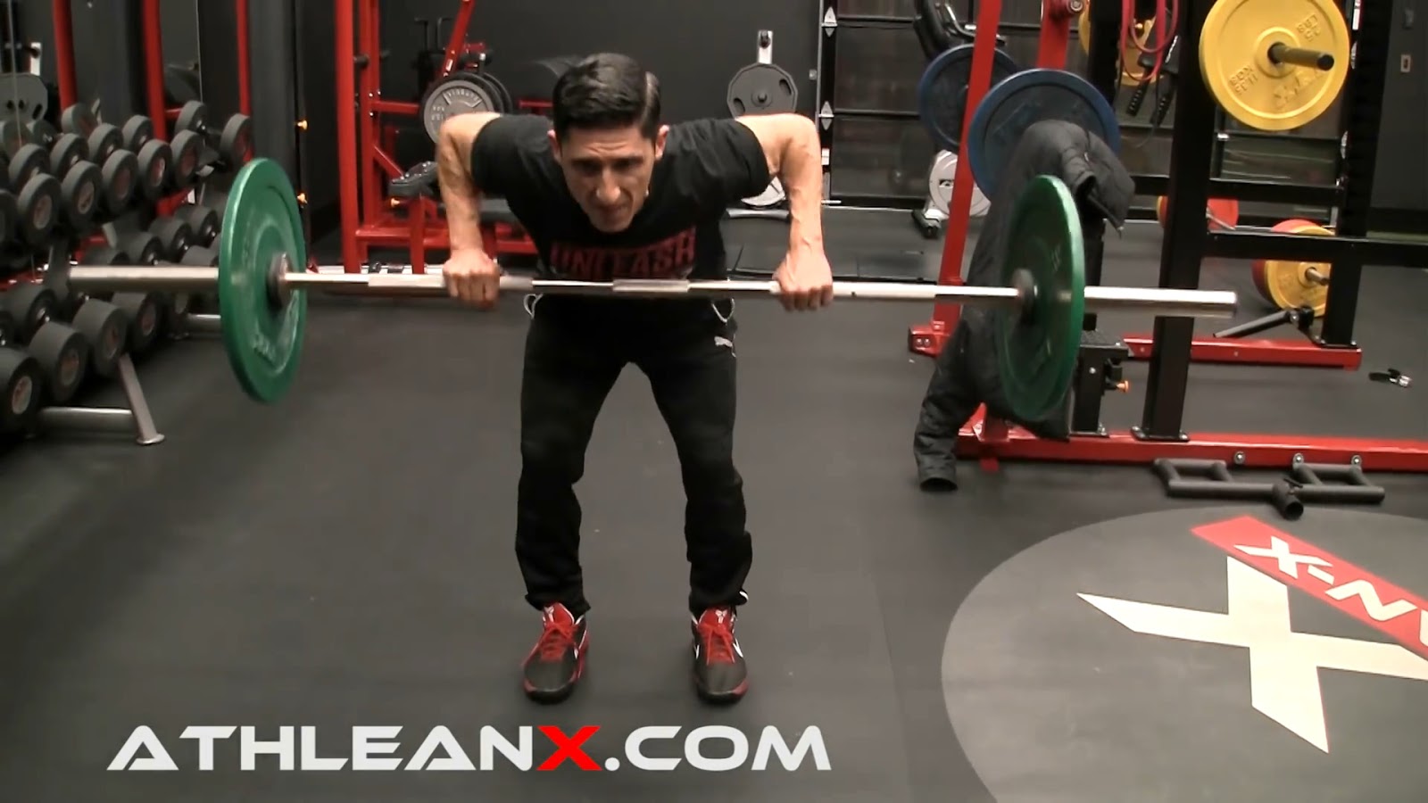 如何有效訓練斜方肌中部與下部？槓鈴划船、啞鈴聳肩完整教學與錯誤修正