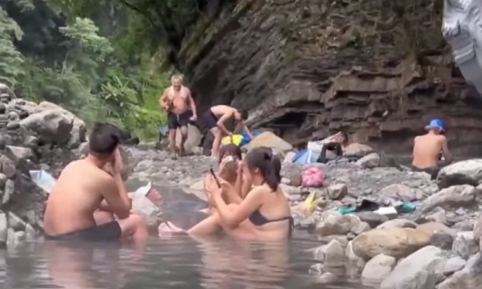 冬季泡湯樂趣多，熱休克隱藏殺機！安全泡湯攻略，教你遠離致命危險