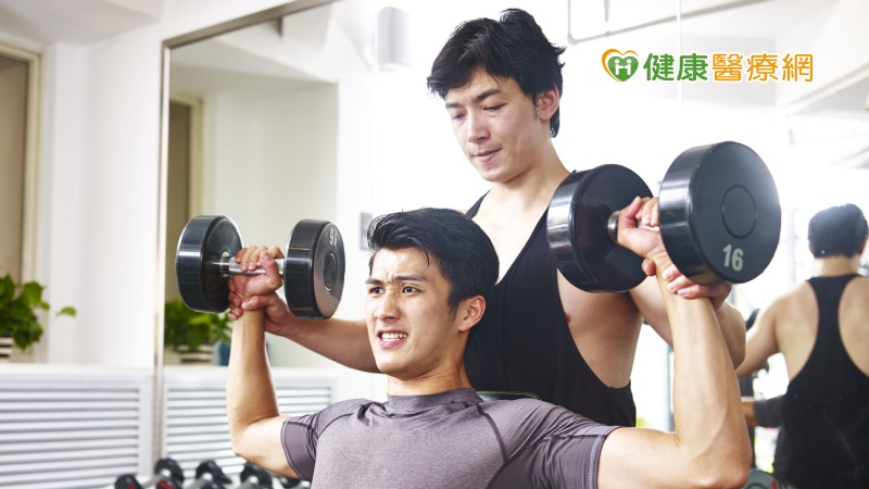 如何預防與處理重訓時的肩膀受傷？完整教學及高效恢復策略