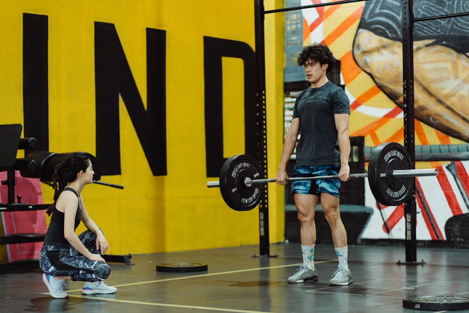 硬舉 (Deadlift) 總是下背痛？認識「髖鉸鏈」，做出完美姿勢的關鍵

作為一名資深體能教練與生物力學專家，我經常遇到健身愛好者因硬舉時下背痛而苦惱。 造成硬舉後腰痛的原因有很多，但缺少正確的動作技巧，以及對硬舉的了解，卻是造成腰痛的主要原因。 關鍵在於，掌握正確的硬舉姿勢，尤其是「髖鉸鏈」的運用。

什麼是髖鉸鏈？ 髖鉸鏈是一種以髖關節為主的屈曲和伸展動作，在硬舉中，它能讓你運用臀部和大腿後側肌肉的力量，而不是過度依賴腰部。
硬舉的正確姿勢： 保持下背自然不拱，維持脊椎中立位。 動作過程中，臀部向後推，膝蓋微彎，保持核心穩定。
常見錯誤與矯正： 圓背是常見的錯誤，可能因為髖關節活動度不足或重量過重引起。 矯正方法是縮短動作行程或使用輕重量練習。 此外，重心偏移、臀位太高或太低、手拉過多等都會導致腰痛，需要針對性地調整。
腰痛預防： 在硬舉前，進行充分的熱身，並加強核心力量。 確保正確的動作模式，並循序漸進地增加重量。
硬舉的優點： 強化全身肌肉，特別是臀部和大腿後側肌肉。 也能訓練到核心和背部肌肉。 提升髖關節鉸鏈概念。

請記住，正確的硬舉動作不會傷害腰部，但錯誤的姿勢和過重的重量卻可能導致腰痛。 掌握髖鉸鏈，是安全有效進行硬舉的關鍵。